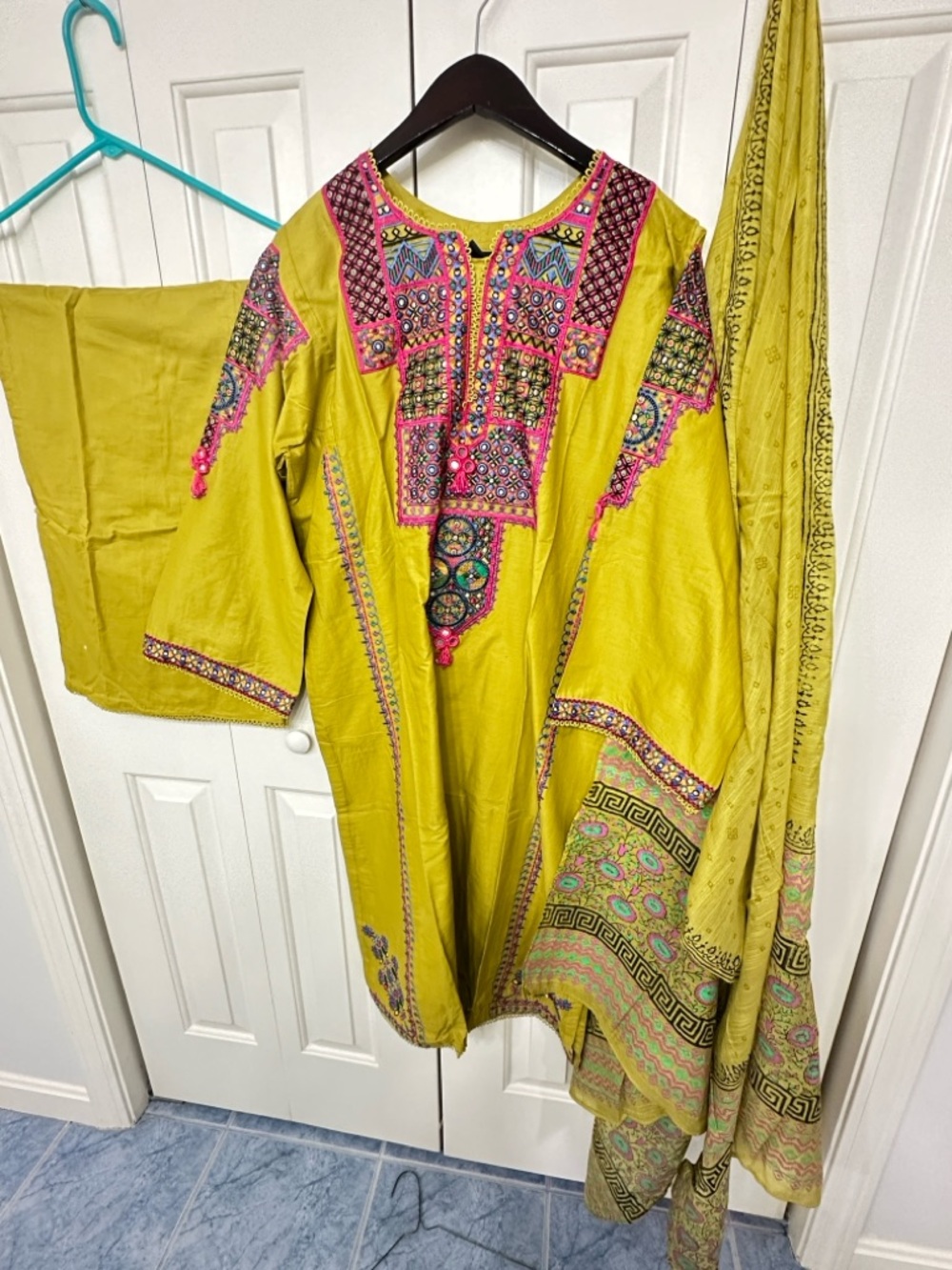 Zahra Rubab Embroidered Farshi Salwaar and Kameez in size 23”